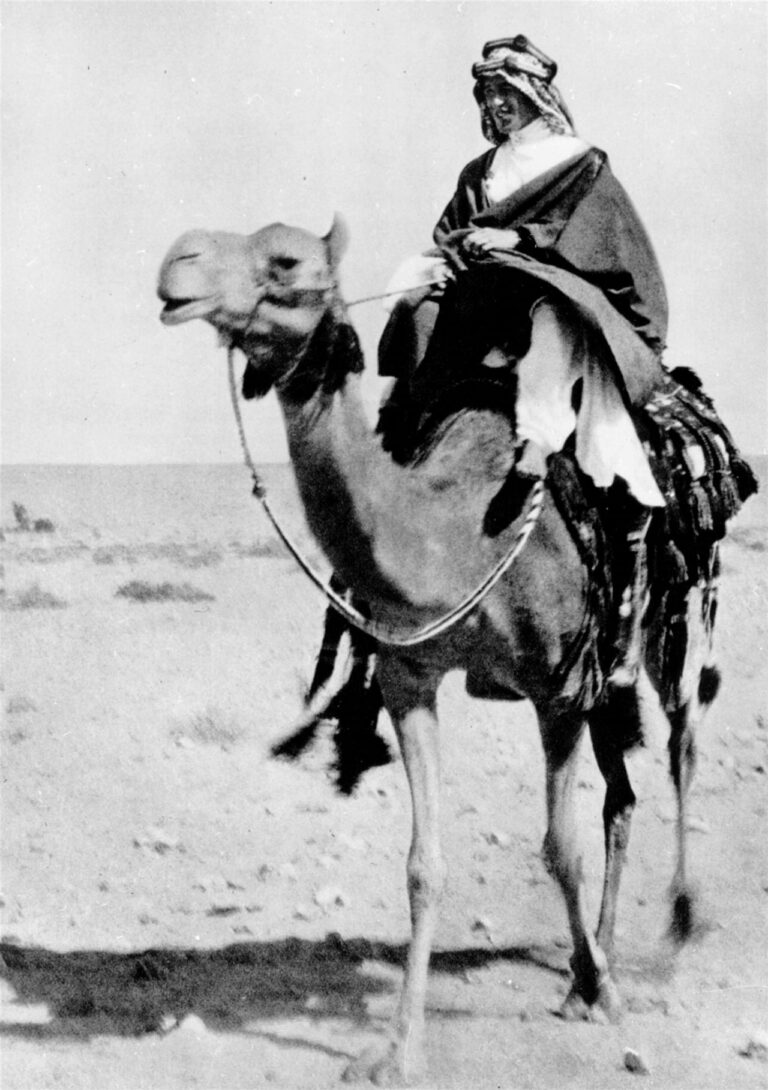 El espía inglés que vestía como un beduino y fue amado en los dos mundos: la fabulosa historia de Lawrence de Arabia