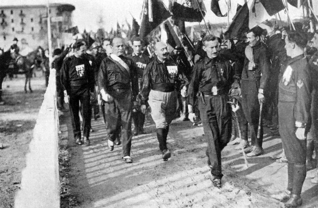 Benito Mussolini y sus camisas negras durante la Marcha sobre Roma.